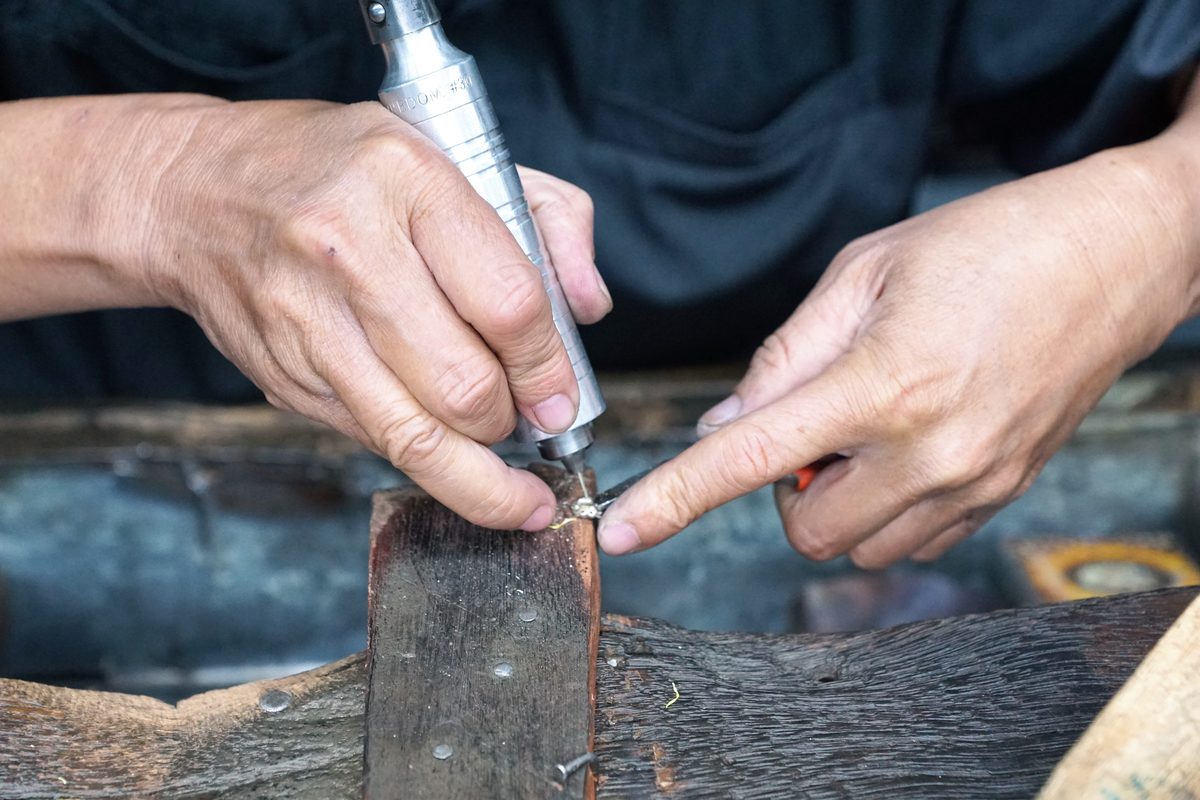 Mesa de madera de pino, detalle de mobiliario